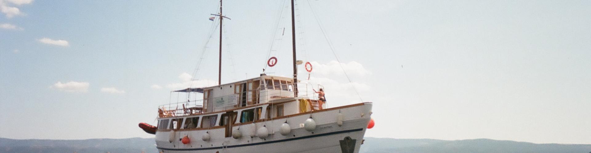 1957. Traditionelles Kreuzfahrtschiff Dalmatinac