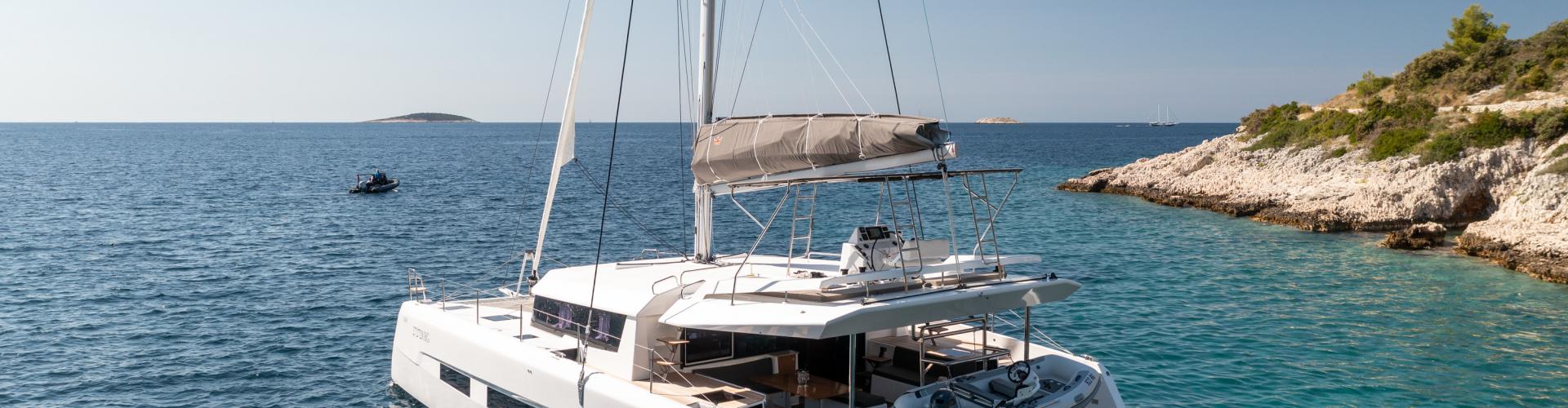 2022. Dufour 48 Catamaran
