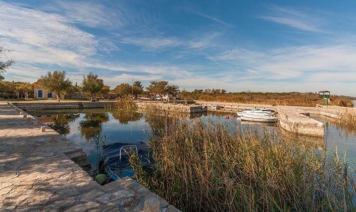 Vransko jezero, Hafen