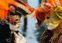Machen Sie einen Ausflug zum Karneval in Venedig mit einem Boot!